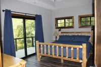 Charming 3 bedroom Riverside Cabin: WiFi, AC, & 3 Fireplaces in Hayesville, NC