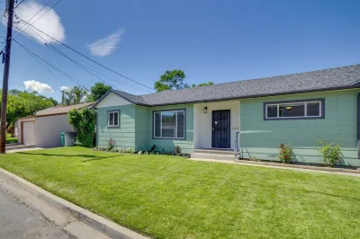 17 Mi to Lake Tahoe: Carson City Home w/ Yard Hotels in der Nähe von Villas At Dolphin Bay