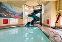 Super 8 by Wyndham Edmonton South - piscine