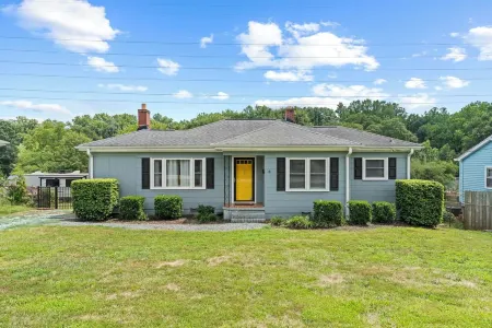 Cozy 2BR Near Furman & Downtown, Fenced Yard Отели в г. Санс Сауси