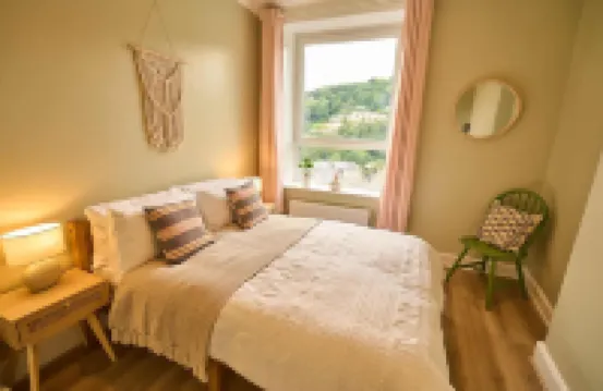 Traditional 3BR Home, 5-Min Walk to Hebden Centre 赫布登布里奇酒店