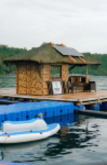 礁石度假村4號漂浮屋 鄰近Uraya Beach Resort的酒店