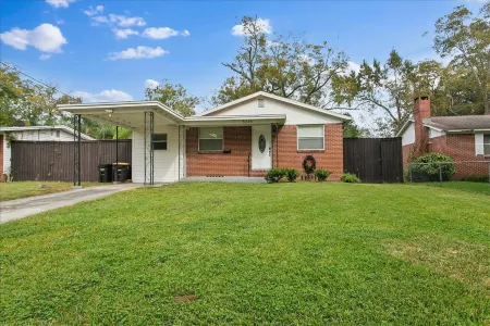 Spacious Yard and Cozy Fire Pit - Charming Retreat