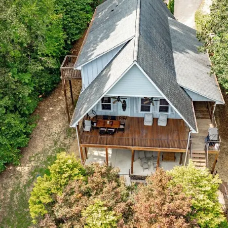 Relaxing 4-Bedroom Cottage on Smith Lake Отели в г. Уинстон