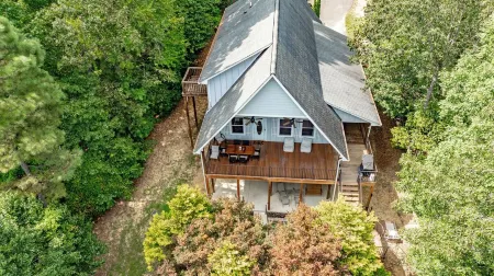 Relaxing 4-Bedroom Cottage on Smith Lake Отели в г. Арли