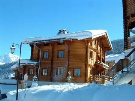 Cosy traditional self-catered 13 bedroom log cabin chalet in Courchevel La Tania