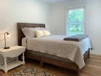 Hot Tub, Fire Pit and Backyard Games - Charming Oasis فنادق في Middlebury