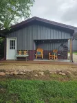 Charming Modern 1BR Country Cottage Surrounded by Nature Close to Town.