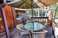 Cozy 3-bedroom cabin in superb Arnold with WiFi and a Spa