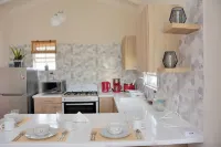 2-bedroom apartment in delightful Bridgetown with WiFi, AC Hotel di Stroude Land