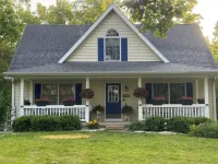 Charming 3-bedroom house in Monticello. Just a short walk to Indiana Beach.