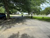 Burnside Boathouse – Cozy 5 Bedroom Lake Retreat Steps from Marina & Local Eats Hôtels à : Burnside