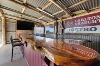 Rustic country lodge with spectacular fire pit and nearby hiking trails Hotel a Leongatha