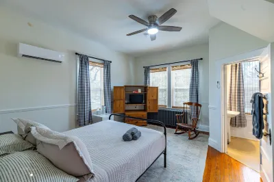 The Grey Swan Inn LLC Hotels in 