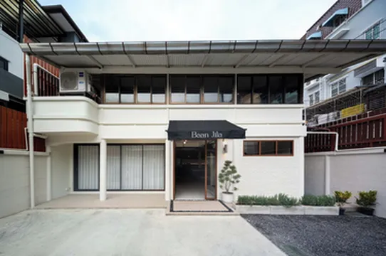 รูปภาพของEntire Antique Thai House Perfect For Group or Family up to 10 people