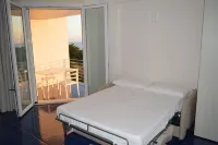 Myrtle studio apartment with sea view terrace, in the dunes 20m from free beach Hotel a Maruggio