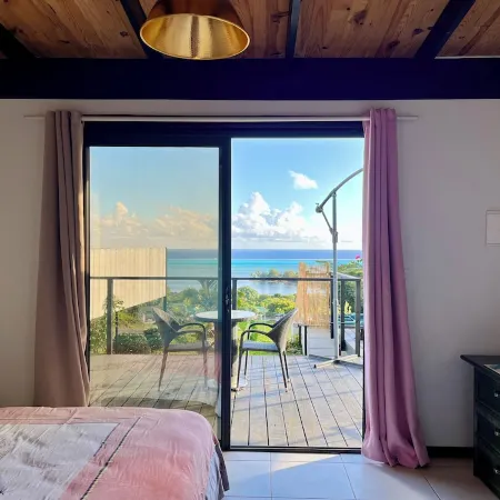 Bungalow with magnificent lagoon and mountain views, in a natural setting