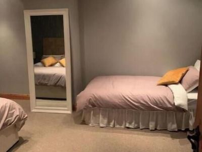 3 min walk in to town , Great location in town