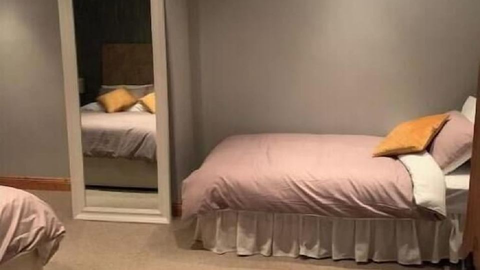 3 min walk in to town , Great location in town