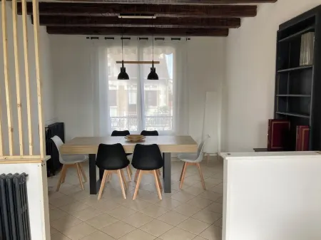 Beautiful house with terrace 10 minutes by train from Paris and 6 minutes walk from the station. Отели рядом с достопримечательностью «Place Louis Aragon»