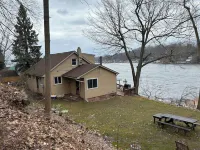 Port bay getaway! Spacious waterfront 4-bedroom house in welcoming Port Bay, NY Hotel di Wolcott