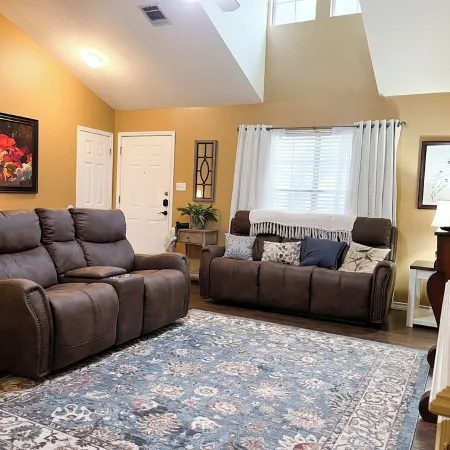 Blue Haven at Salado Plaza. Family Friendly Townhome w/ Fenced Back Yard!