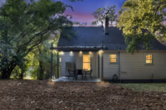 Pet-Friendly 2Br • Fenced Yard Near Downtown Greenville
