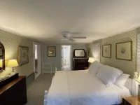 Charming 3-bedroom cottage in Westerly footsteps from the water