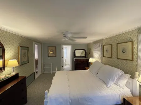 Charming 3-bedroom cottage in Westerly footsteps from the water