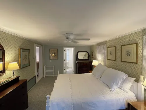 Charming 3-bedroom cottage in Westerly footsteps from the water