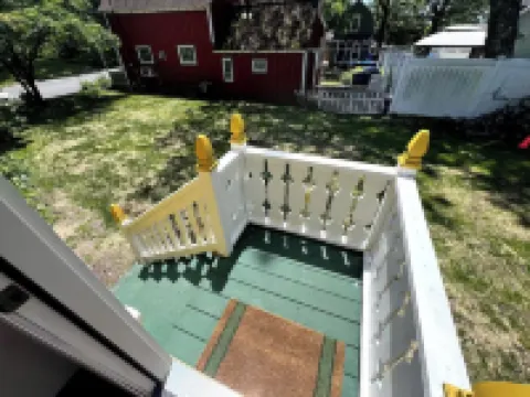 Charming 2-BRM Cottage in Tranquil Island Heights - Steps from the River