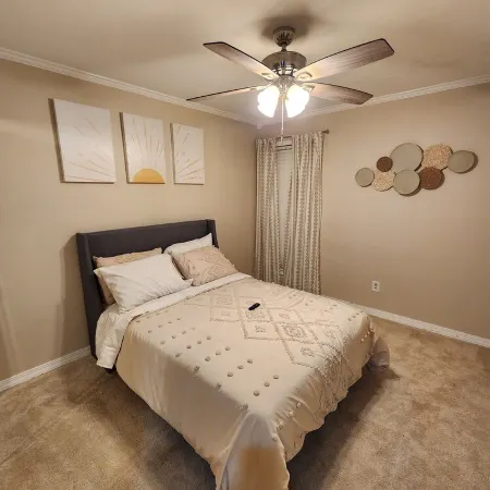 Close to Louisiana Down's Casino. A charming 3-bedroom house, great amenities!