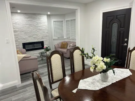 Fantastic Bungalow just by 401, Oshawa Shopping Centre Mall and Tech University. Отели рядом со станцией Oshawa Via Rail Station