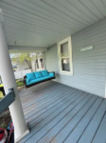 Spacious 5bedroom pet friendly home in Charlevoix 5 min walk to town,10 to beach