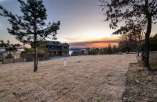 Greers Ferry Lake 4-bedroom house sleeps 12- Breathtaking  SUNSETS -Golf Course