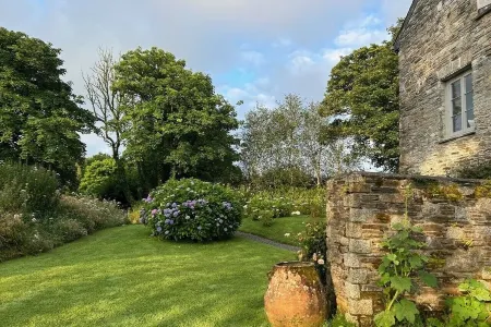 Tregrylls Barton a Stunning & Stylish Cornish Barn Retreat Отели в г. Камелфорд