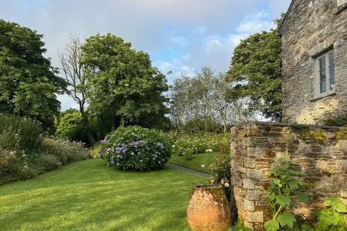 Tregrylls Barton a Stunning & Stylish Cornish Barn Retreat Các khách sạn ở Camelford