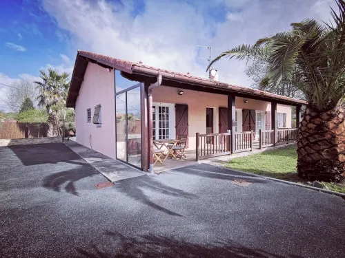 Villa Avec Piscine Située Entre Capbreton et Bayonne, à 5mn de la Plage Hotels in Tarnos
