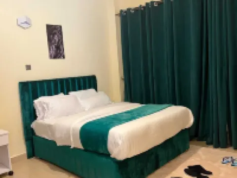 SPACIOUS 1,2 BEDROOM APARTMENT WITH GYM,SWIMMIMING POOL &LAKE VIEW Отели в г. 