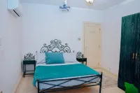 Modern 4 bedrooms Villa with private pool & garden In Tunis village Hotels in 