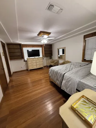 4-bedroom lodge in delightful Lubbock with AC, WiFi
