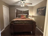 Welcoming 2-bedroom house with HVAC in  Clarendon with large lot and court yard Hotels in Clarendon