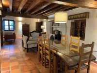 Second floor, old house, very spacious, bright, to rest for a few days. Hoteles en Pedraza