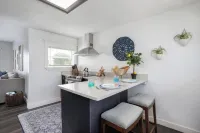 Romantic Cottage in Eau Gallie District, POOL,Pickleball/basketball courts