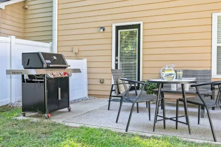 Spacious and Quiet 3-bedroom townhome with WiFi and AC in Acworth