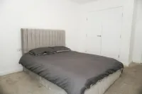 Stunning 2 bedroom apartment Các khách sạn ở Barking