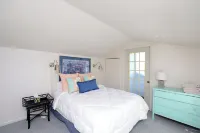 Stylish 4-bedroom cabin with AC, WiFi & boat rental available!