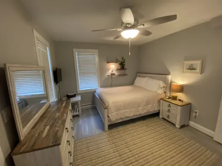 Meticulously clean and very cozy just blocks to the beach!