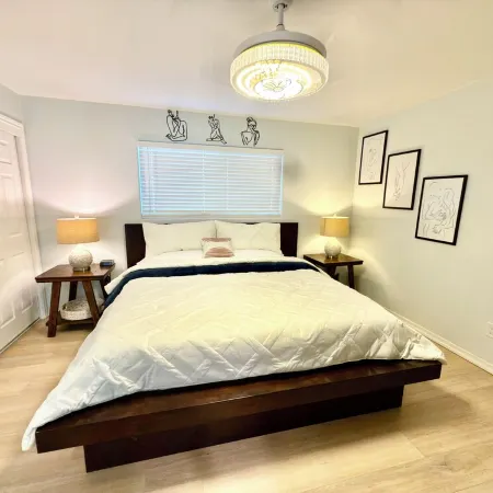 Chandelier Retreat 3Br/2BA/ King Bed /85”75”32” TVs/ Near Hard Rock Casino