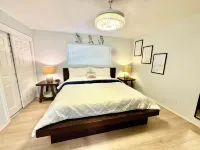 Chandelier Retreat 3Br/2BA/ King Bed /85”75”32” TVs/ Near Hard Rock Casino